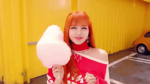 mujer con cabello naranja y algodón de azúcar 