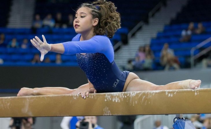 mujer gimnasta con palo 