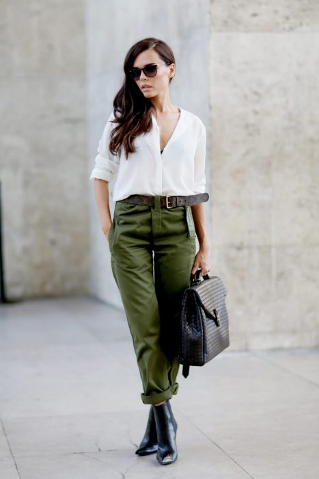 mujer con pantalón verde y camisa blanca 