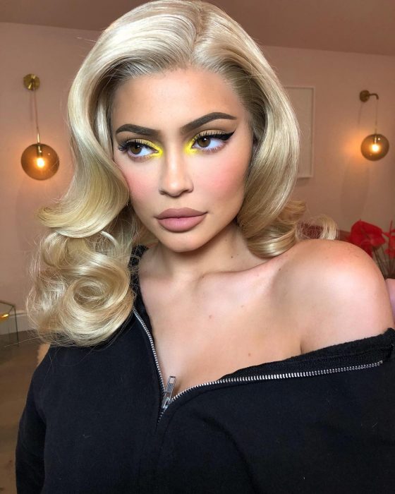 mujer rubia con maquillaje amarillo lagrimal 