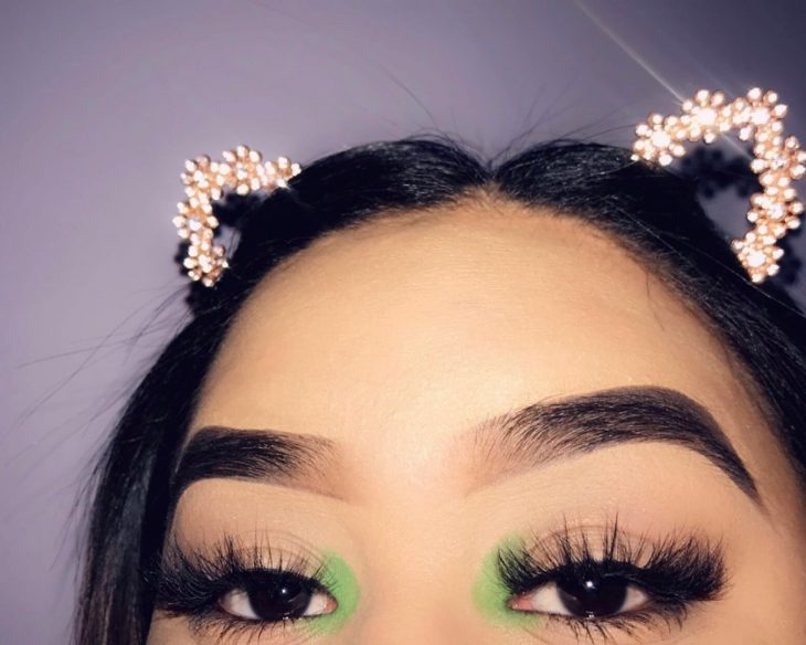 mujer con maquillaje verde limón lagrimal 