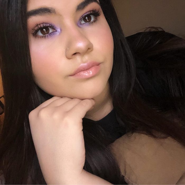 mujer con maquillaje lila lagrimal 