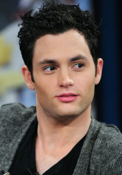 hombre guapo blanco con cabello negro camisa gris 