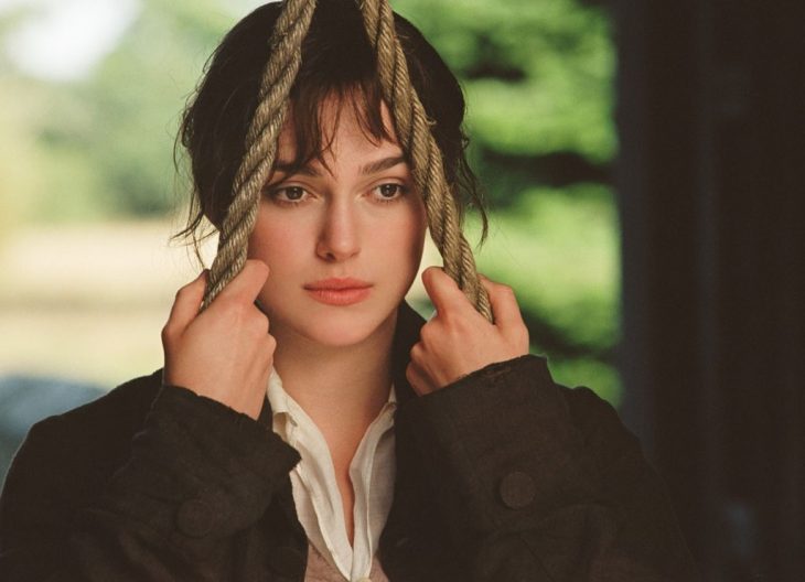 mujer blanca con cabello corto negro y lazo