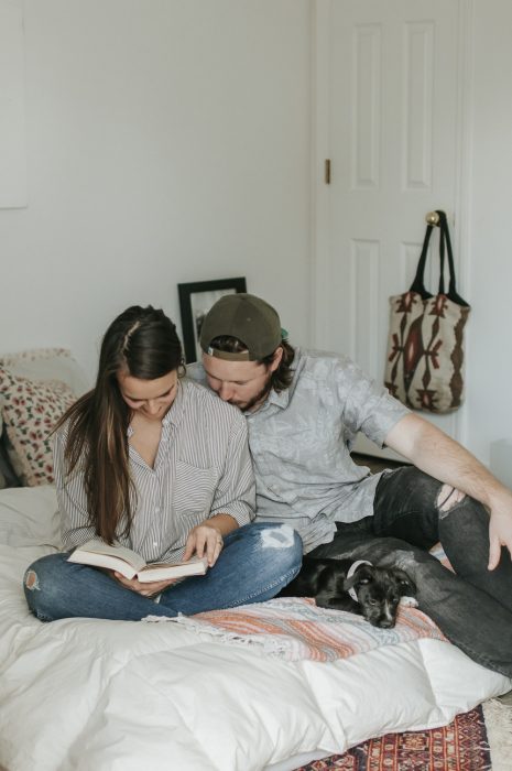 pareja de novios leyendo un libro 