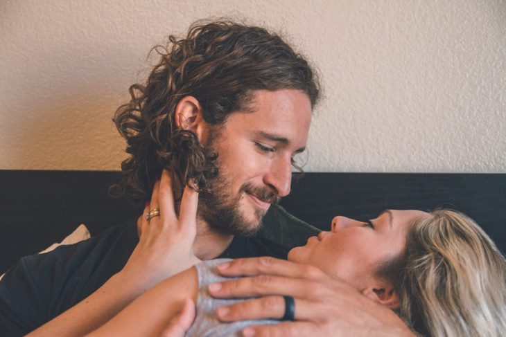 pareja de novios mirándose a los ojos