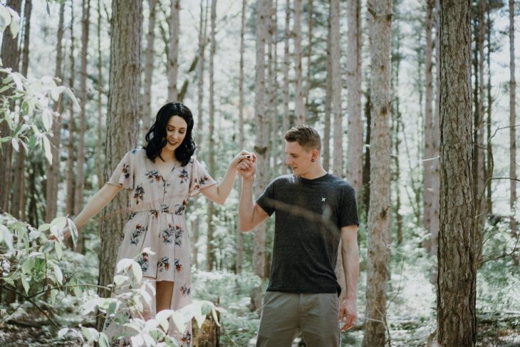 pareja paseando en el bosque 