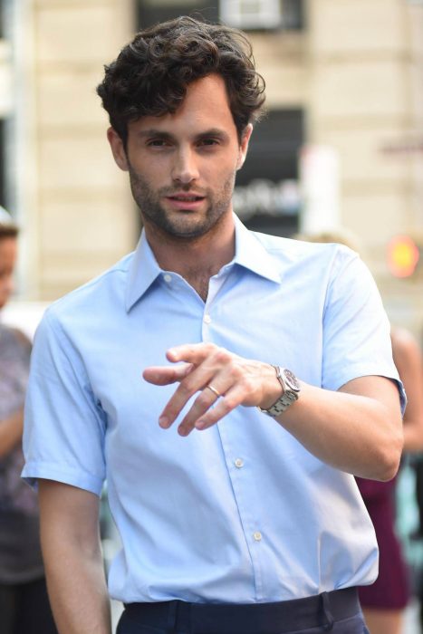 hombre guapo blanco con cabello negro camisa azul 