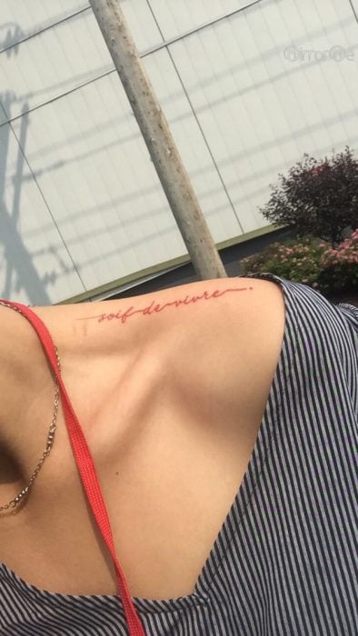 tatuaje de frase en frances en hombro de mujer 