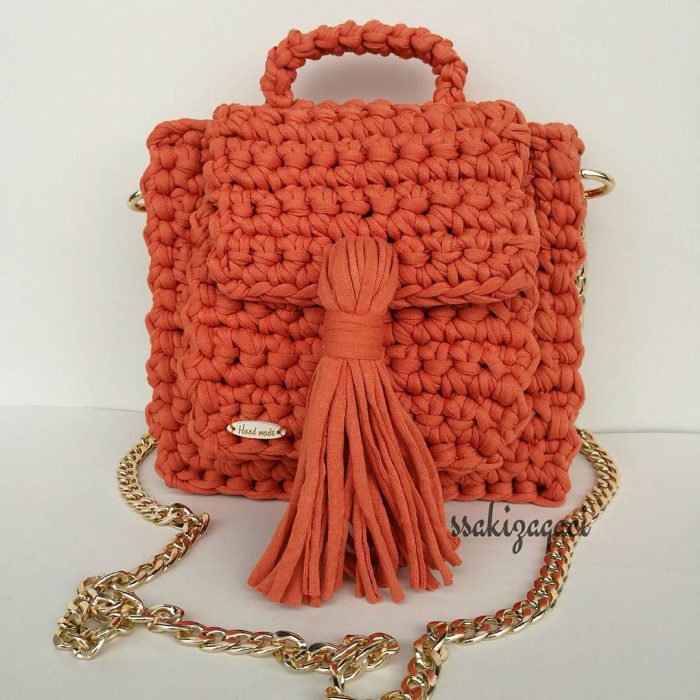 bolso naranja tejido con cadena 