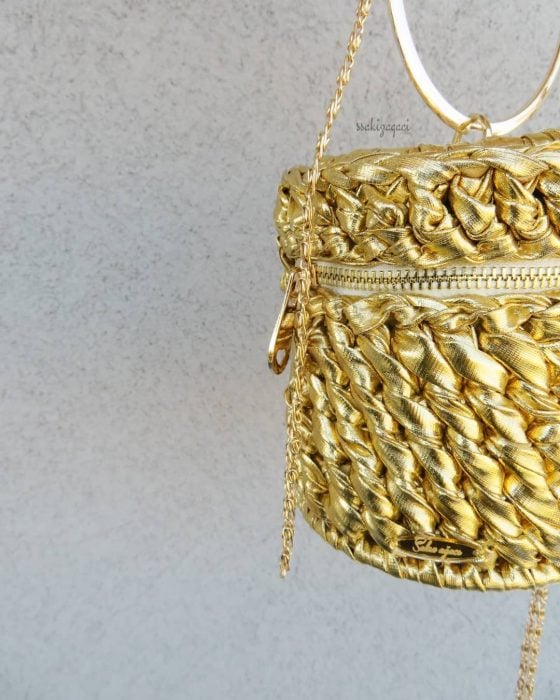 bolso con tela dorada tejida y cadena dorada 