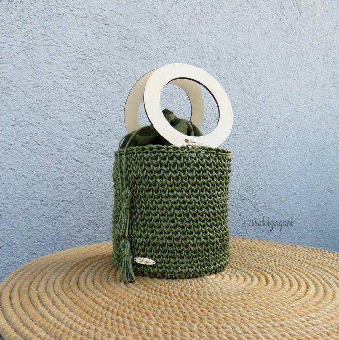 bolso verde con aros dorados 