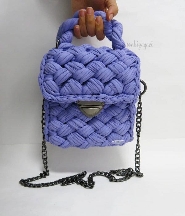 bolso con tela morada tejida y cadena negra 