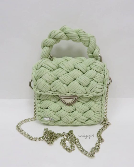 Bolso tejido con tela verde pistache pastel 