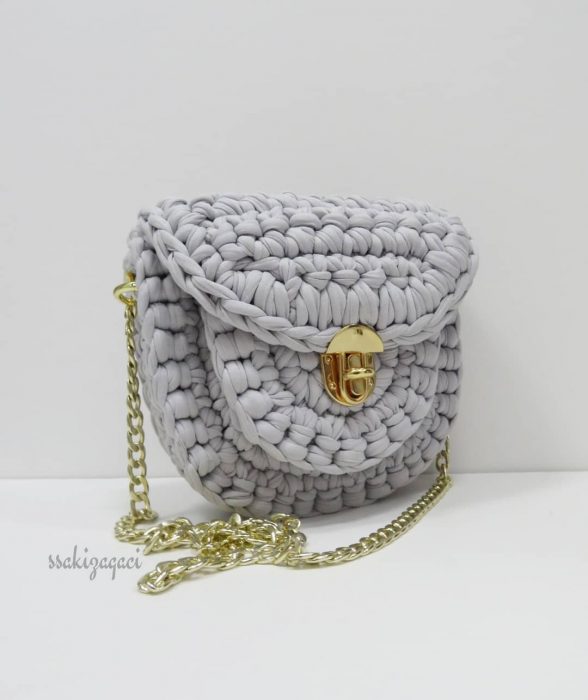 bolso gris tejido con cadena dorada 