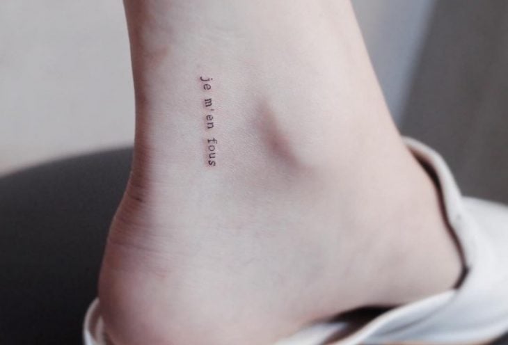 pie de mujer con tatuaje de frase en francés 
