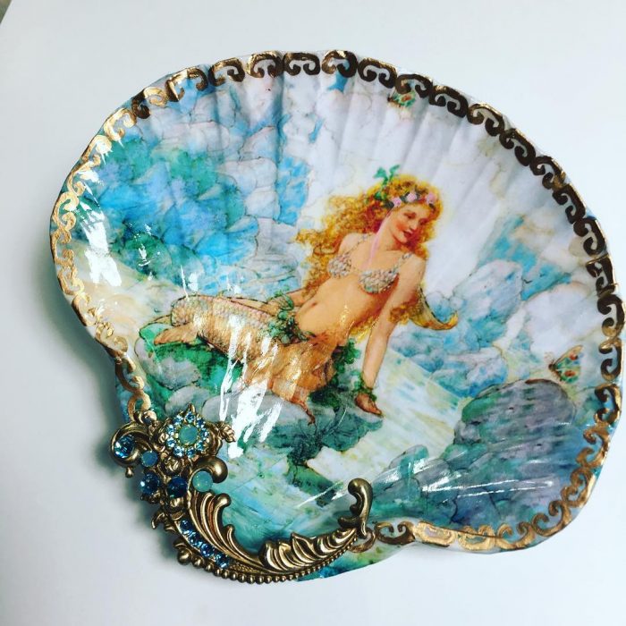 Artista decora conchas de mar con mini pinturas