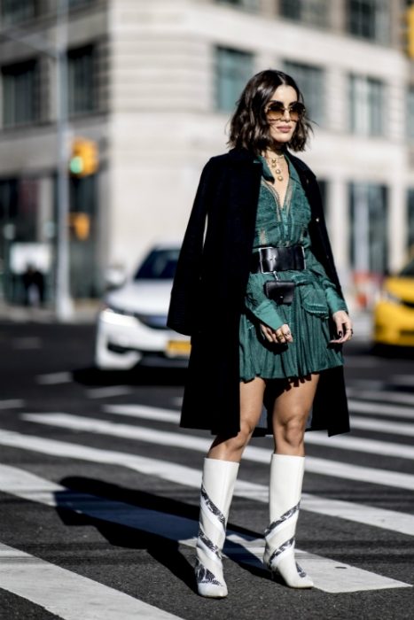 Chica vestida de manera elegante mientras posa para una foto