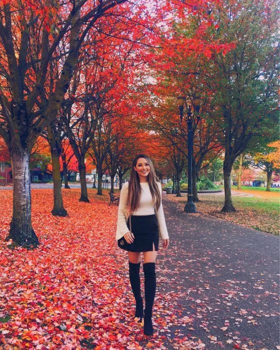 Chica vestida de manera elegante mientras posa para una foto