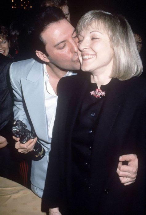 Freddie Mercury junto a Mary Austin en su vida diaria