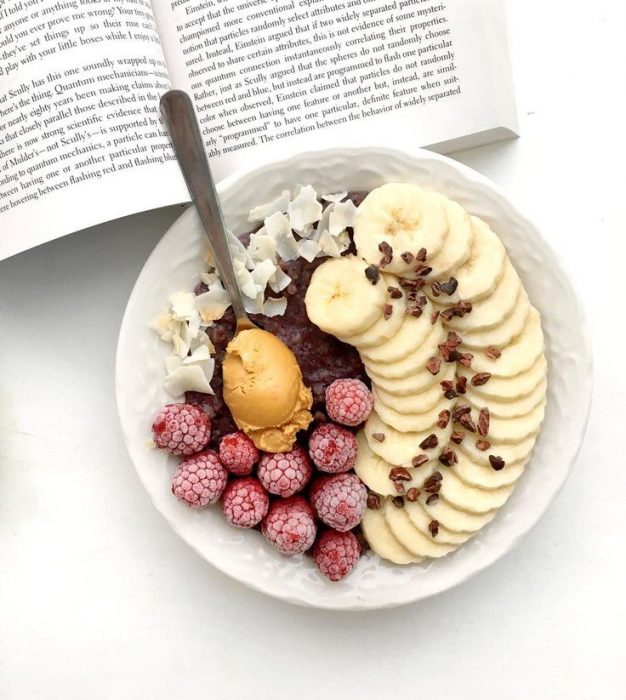 plato de bowl con platano y cocoa 