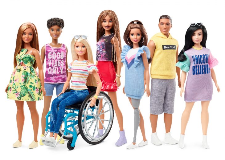Mattel saca nueva línea de muñecas Barbie con discapacidad, una con silla de rueda y otra con prótesis en la pierna