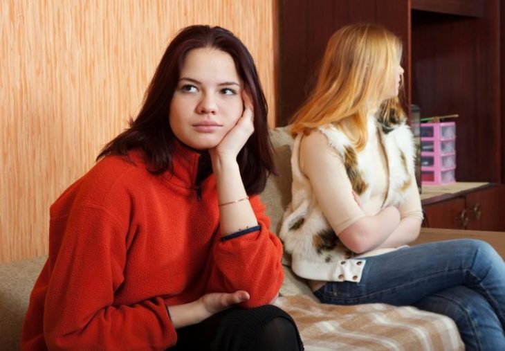 amigas discutiendo en casa 