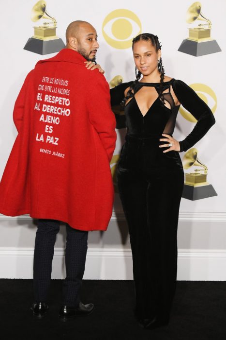 Hombre modelando un abrigo rojo 