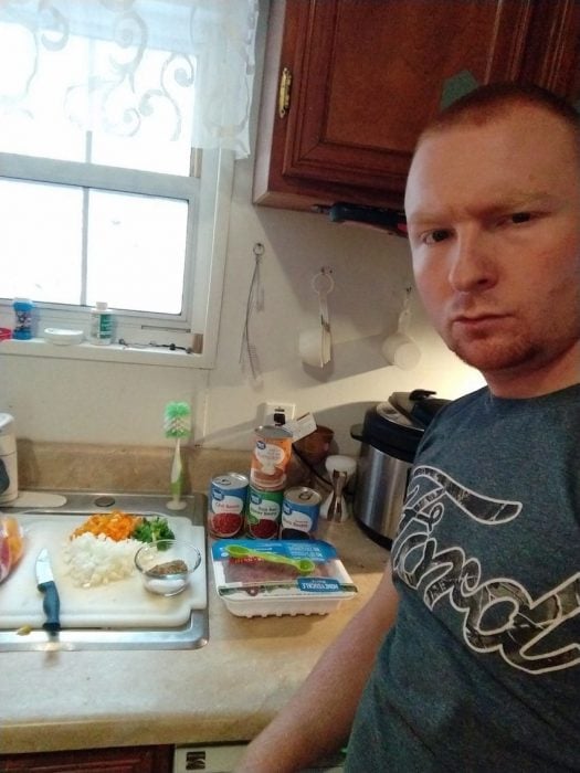 Esposo le manda fotos a su mujer haciendo el quehacer, hombre haciendo la comida