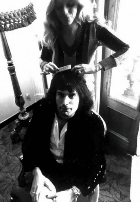 Freddie Mercury junto a Mary Austin en su vida diaria