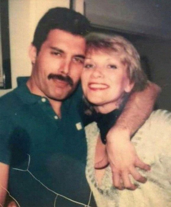 Freddie Mercury junto a Mary Austin en su vida diaria