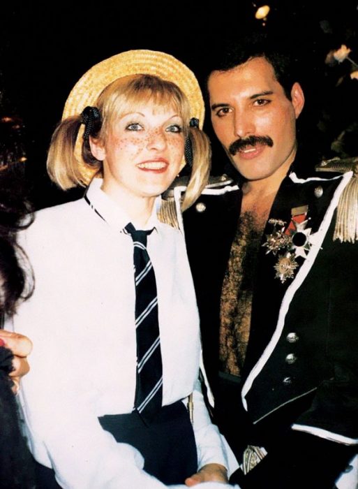 Freddie Mercury junto a Mary Austin en su vida diaria