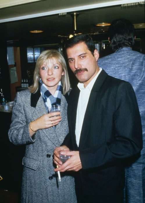 Freddie Mercury junto a Mary Austin en su vida diaria