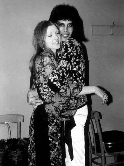 Freddie Mercury junto a Mary Austin en su vida diaria