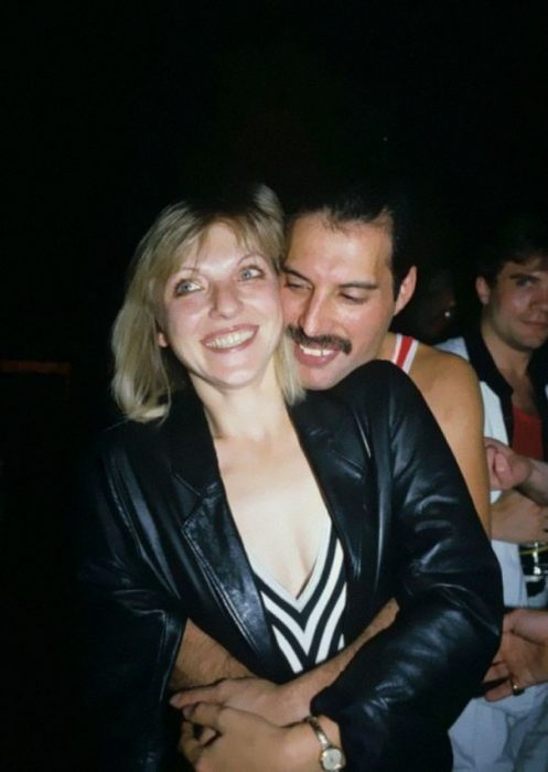 Freddie Mercury junto a Mary Austin en su vida diaria