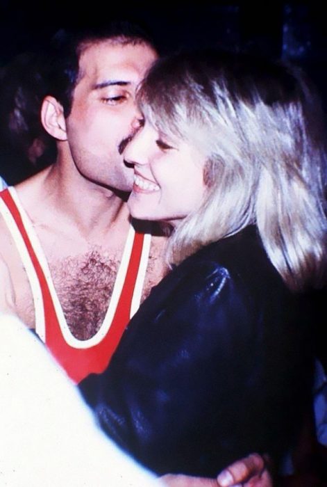 Freddie Mercury junto a Mary Austin en su vida diaria