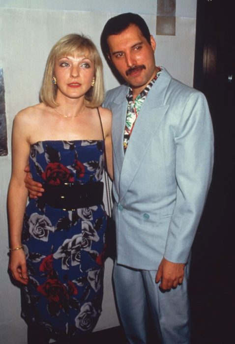 Freddie Mercury junto a Mary Austin en su vida diaria