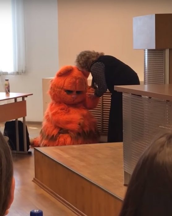 Alumno asiste a clase disfrazado del gato Garfield y la maestra no puede evitar acariciarlo