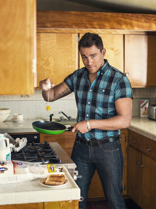 hombre cocinando el desayuno 