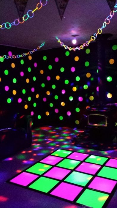 pista de baile con luces fluorescentes 