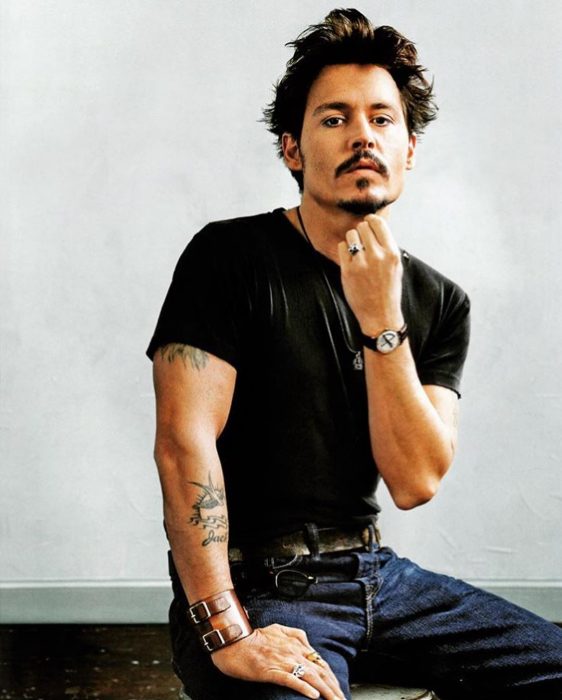 Johnny depp posando para una sesión de fotos 