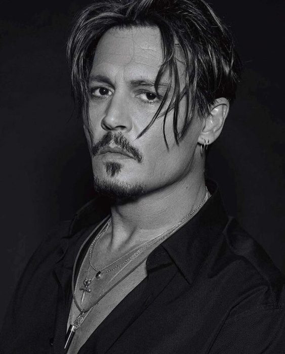 Johnny depp posando para una sesión de fotos 