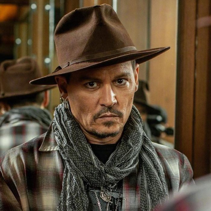 Johnny depp posando para una sesión de fotos 