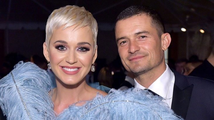 pareja de novios sonriendo 