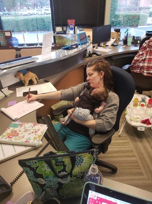 Mamá cargando a su bebé recién nacida mientras trabaja en la oficina se vuelve viral en redes sociales