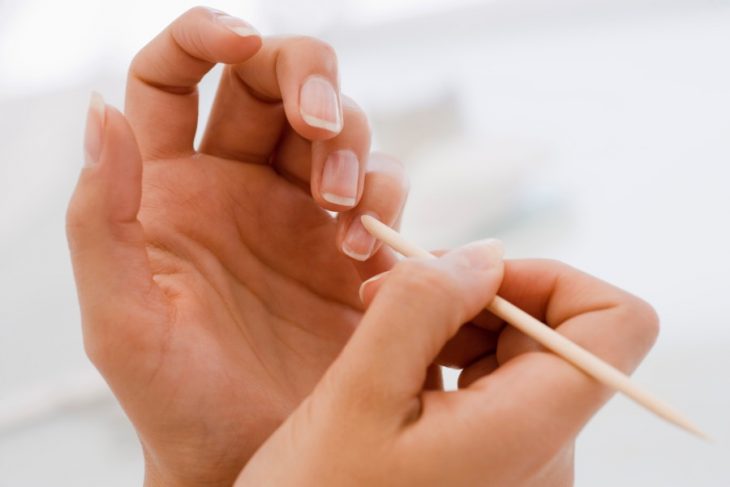 chica haciéndose la manicura 