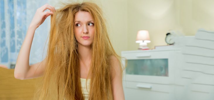 chica con cabello con frizz