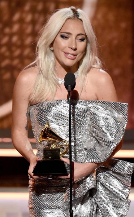 Lady Gaga sosteniendo un premio