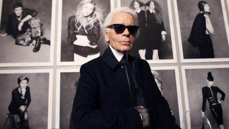 Karl Lagerfeld posando para una fotografía 