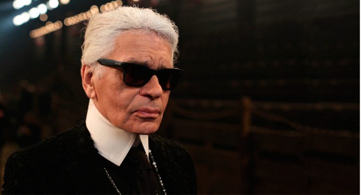 Karl Lagerfeld posando para una fotografía 